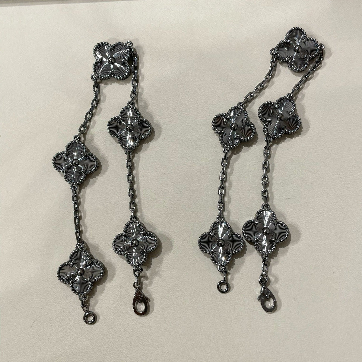 [[⭐DORISW] ]New CLOVER 5 MOTIF BLACK BRACELET