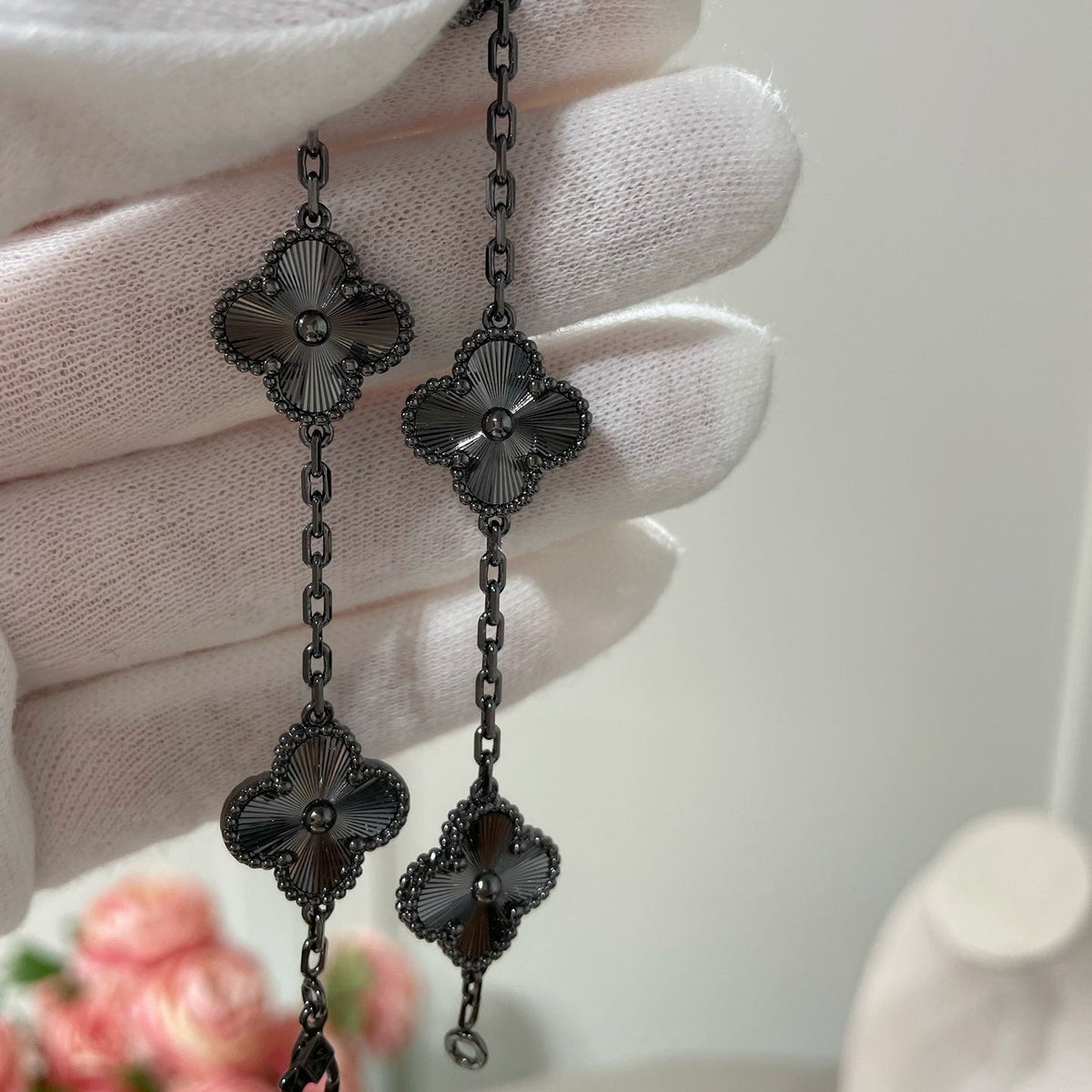 [[⭐DORISW] ]New CLOVER 5 MOTIF BLACK BRACELET