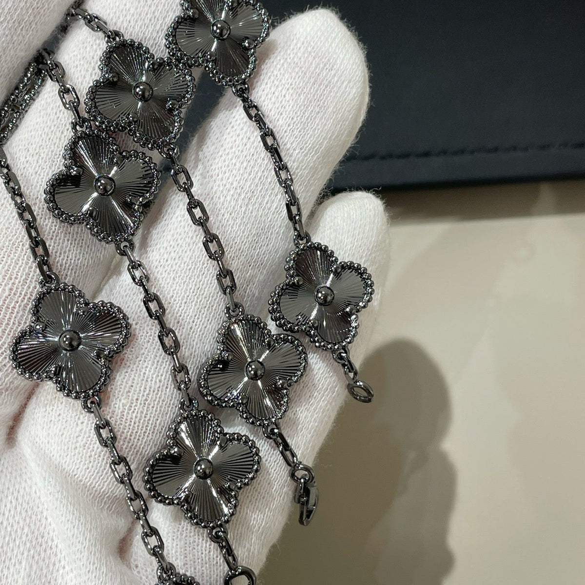 [[⭐DORISW] ]New CLOVER 5 MOTIF BLACK BRACELET