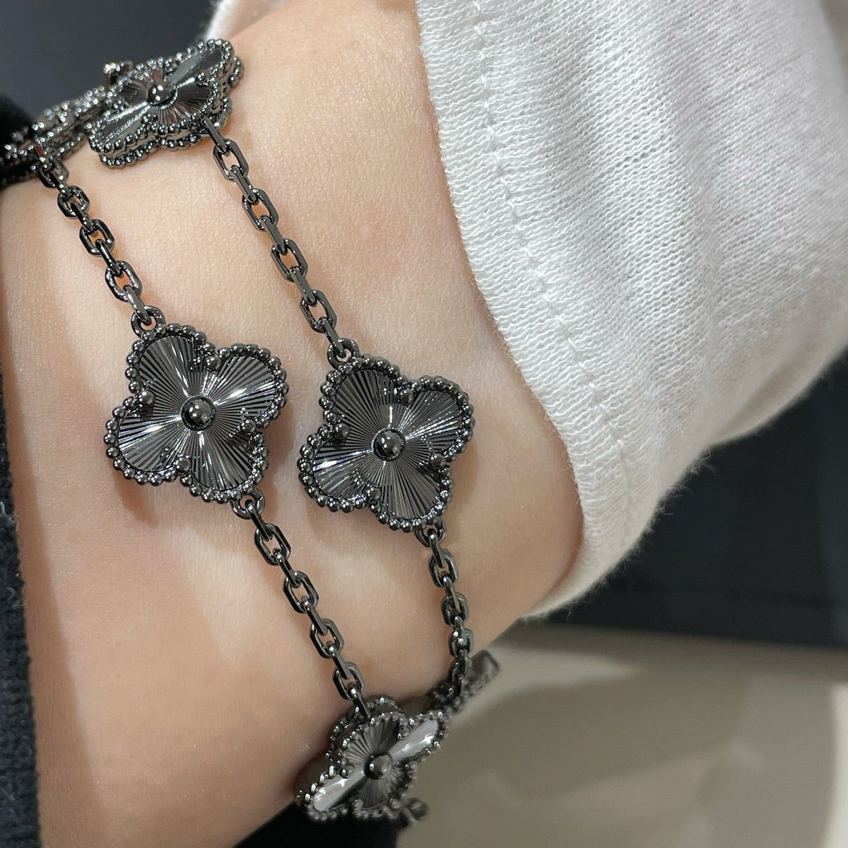 [[⭐DORISW] ]New CLOVER 5 MOTIF BLACK BRACELET