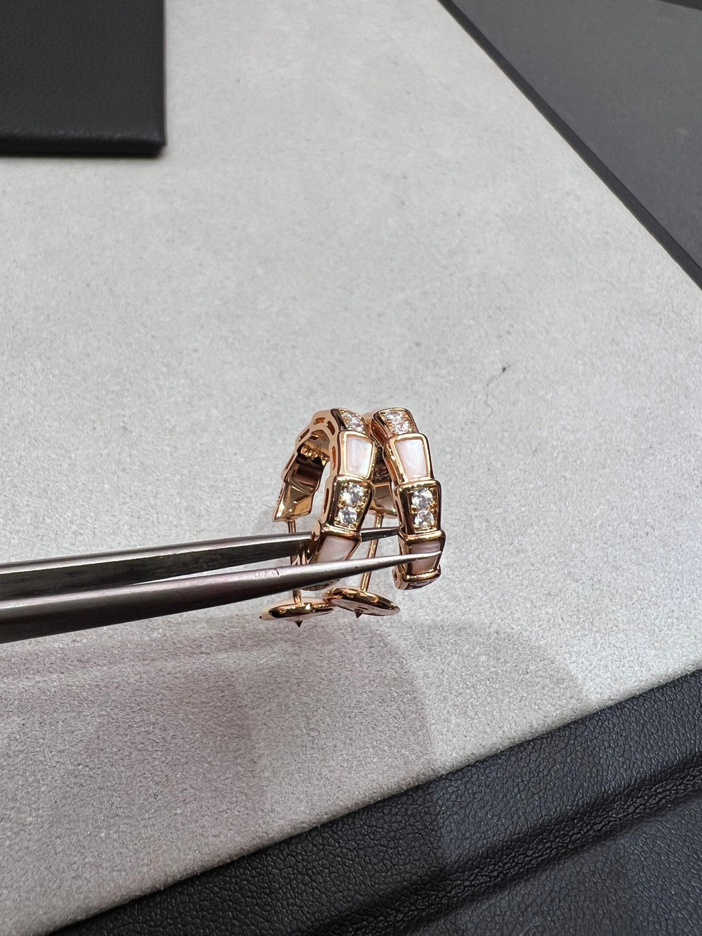 [⭐DORISW]SERPENTI OHRRINGE AUS ROSÉGOLD MIT PERLMUTT