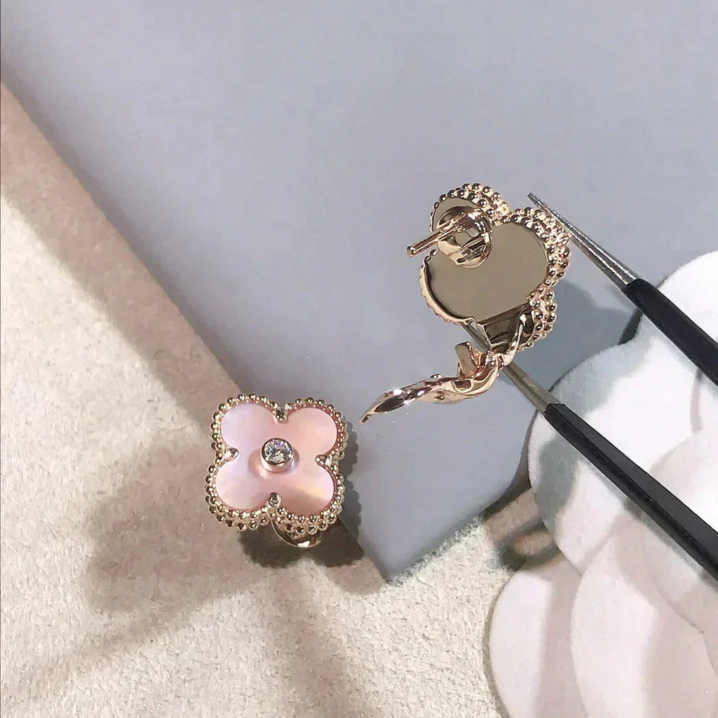 {
  "[⭐DORISW] CLOVER MEDIUM 1 MOTIFS  PINK MOP DIAMOND EARRINGS": "[⭐DORISW] クローバー ミディアム 1モチーフ ピンクマザーオブパール ダイヤモンド ピアス"
}