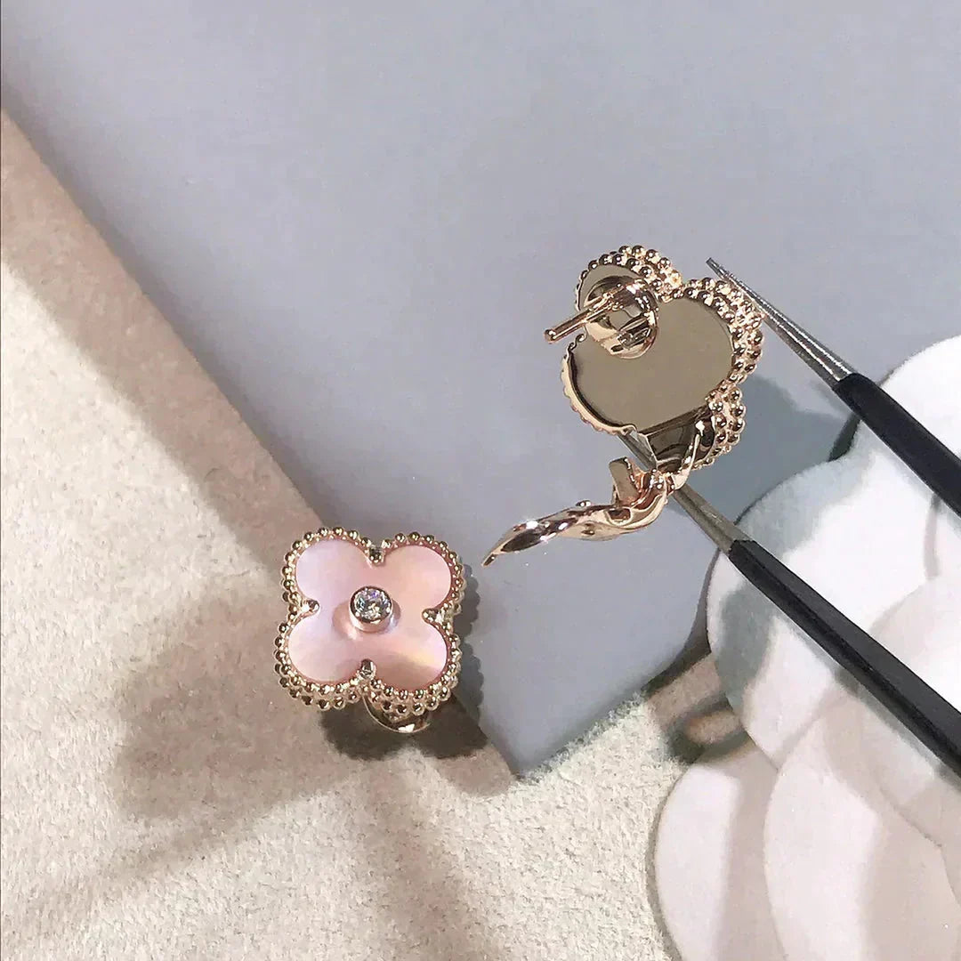 {
  "[⭐DORISW] CLOVER MEDIUM 1 MOTIFS  PINK MOP DIAMOND EARRINGS": "[⭐DORISW] クローバー ミディアム 1モチーフ ピンクマザーオブパール ダイヤモンド ピアス"
}
