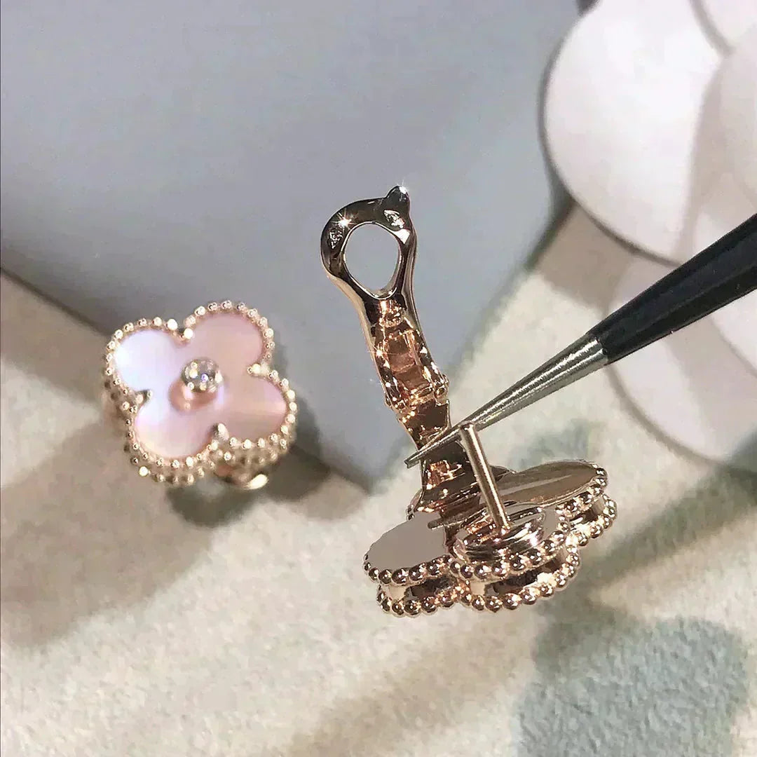 {
  "[⭐DORISW] CLOVER MEDIUM 1 MOTIFS  PINK MOP DIAMOND EARRINGS": "[⭐DORISW] クローバー ミディアム 1モチーフ ピンクマザーオブパール ダイヤモンド ピアス"
}