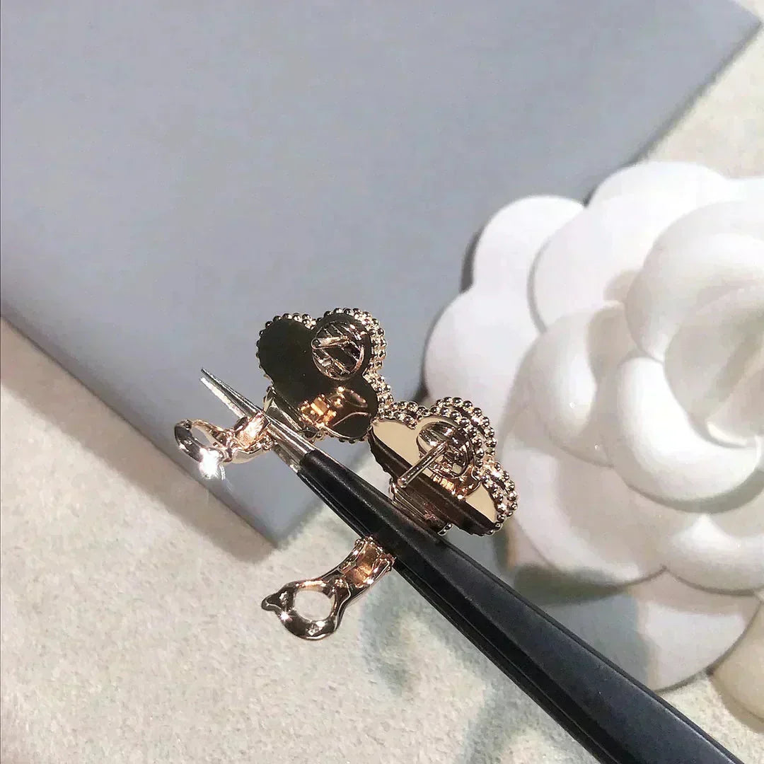 {
  "[⭐DORISW] CLOVER MEDIUM 1 MOTIFS  PINK MOP DIAMOND EARRINGS": "[⭐DORISW] クローバー ミディアム 1モチーフ ピンクマザーオブパール ダイヤモンド ピアス"
}