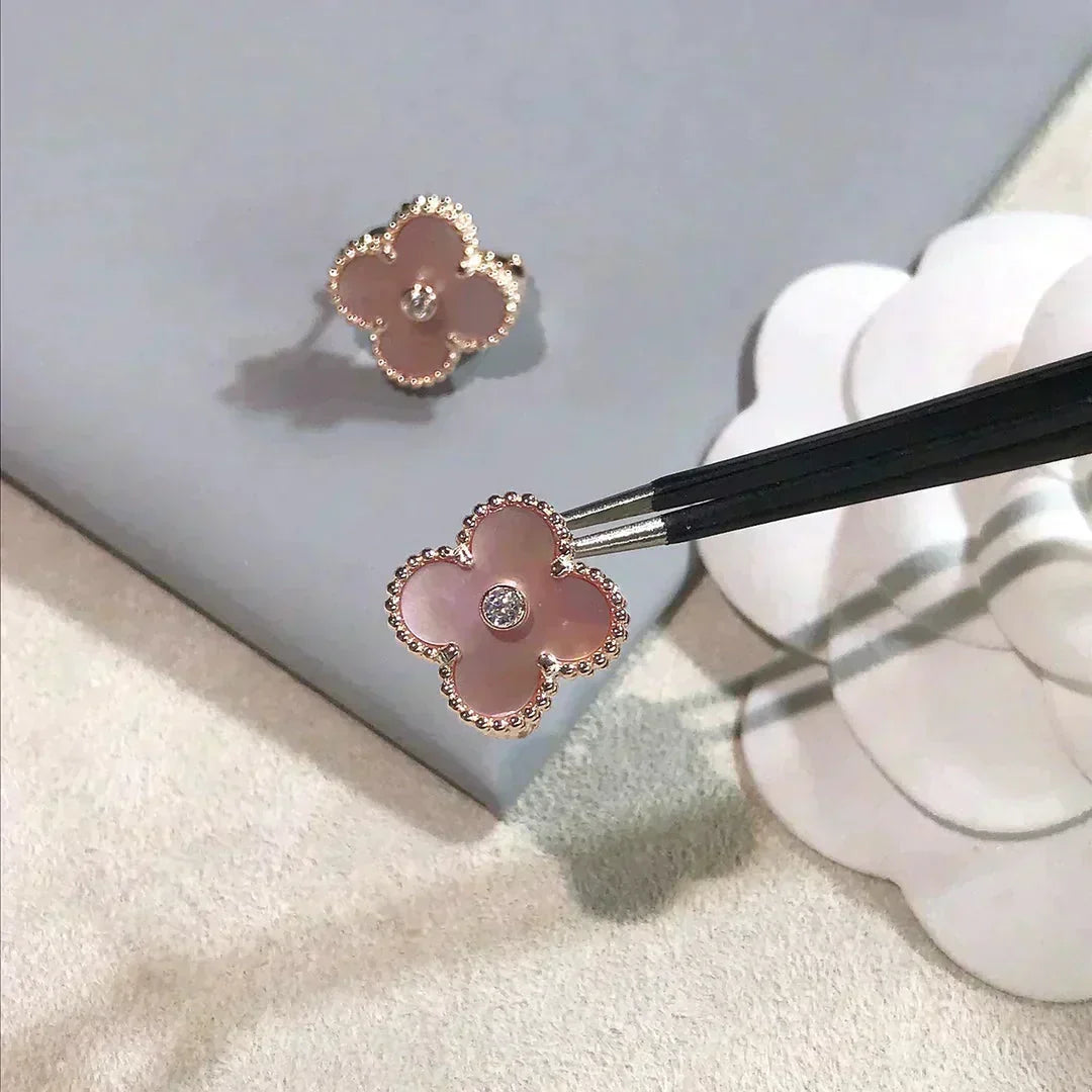{
  "[⭐DORISW] CLOVER MEDIUM 1 MOTIFS  PINK MOP DIAMOND EARRINGS": "[⭐DORISW] クローバー ミディアム 1モチーフ ピンクマザーオブパール ダイヤモンド ピアス"
}