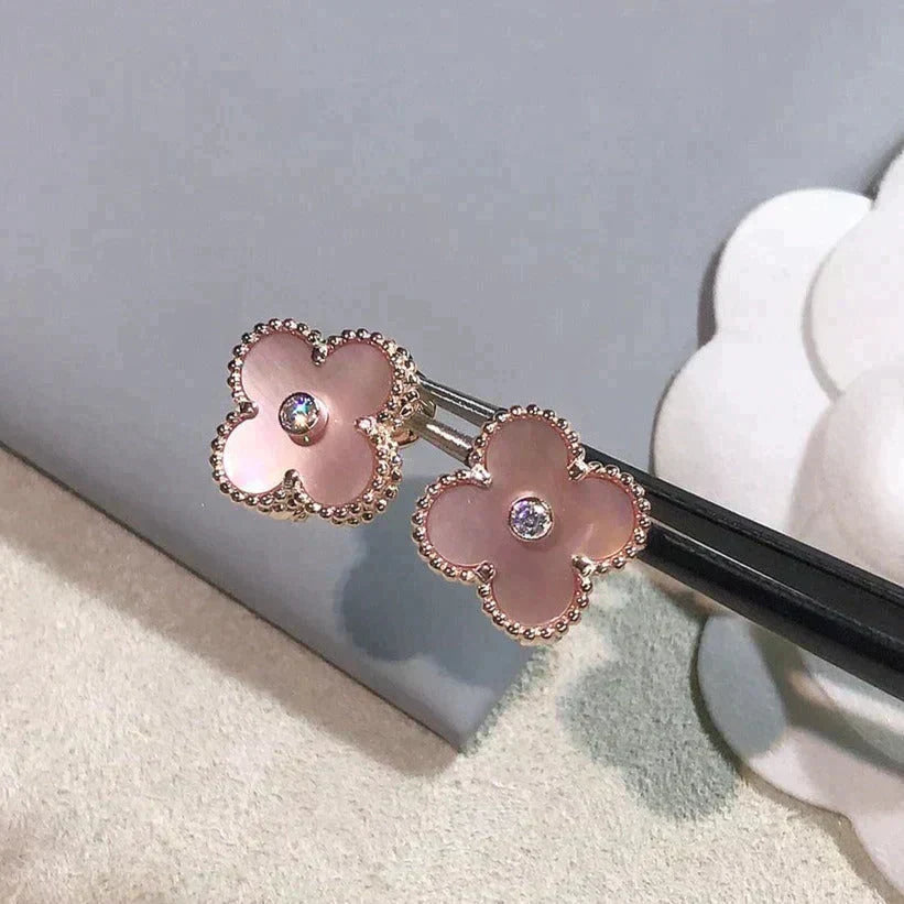 {
  "[⭐DORISW] CLOVER MEDIUM 1 MOTIFS  PINK MOP DIAMOND EARRINGS": "[⭐DORISW] クローバー ミディアム 1モチーフ ピンクマザーオブパール ダイヤモンド ピアス"
}