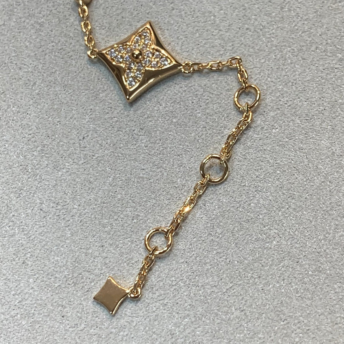 [⭐DORISW] ARMBAND MIT STERN- UND SONNENMOTIV, GOLD UND DIAMANTEN