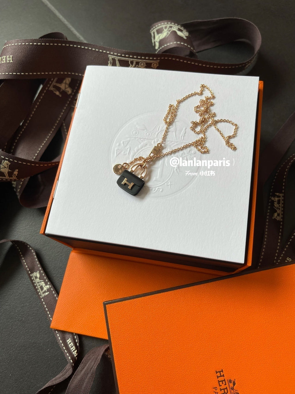 [⭐DORISW] CONSTANCE SCHWARZE ANHÄNGER-HALSKETTE IN ROSÉGOLD