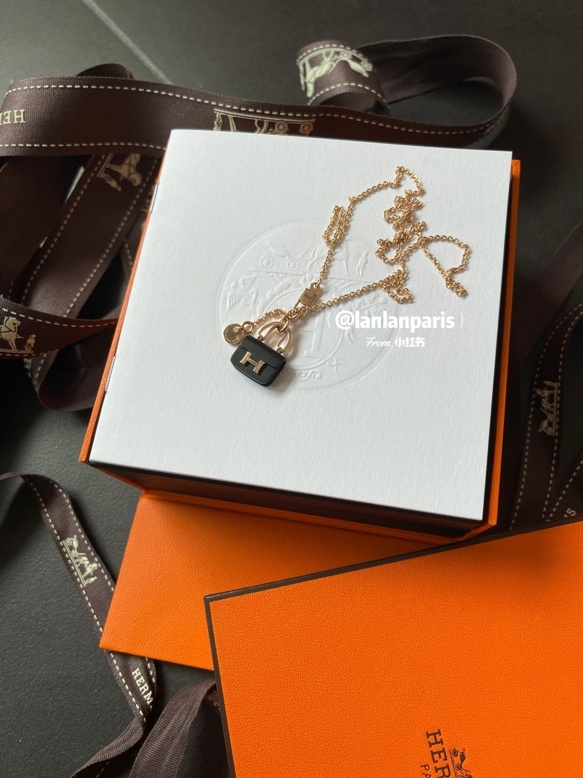 [⭐DORISW] CONSTANCE SCHWARZE ANHÄNGER-HALSKETTE IN ROSÉGOLD