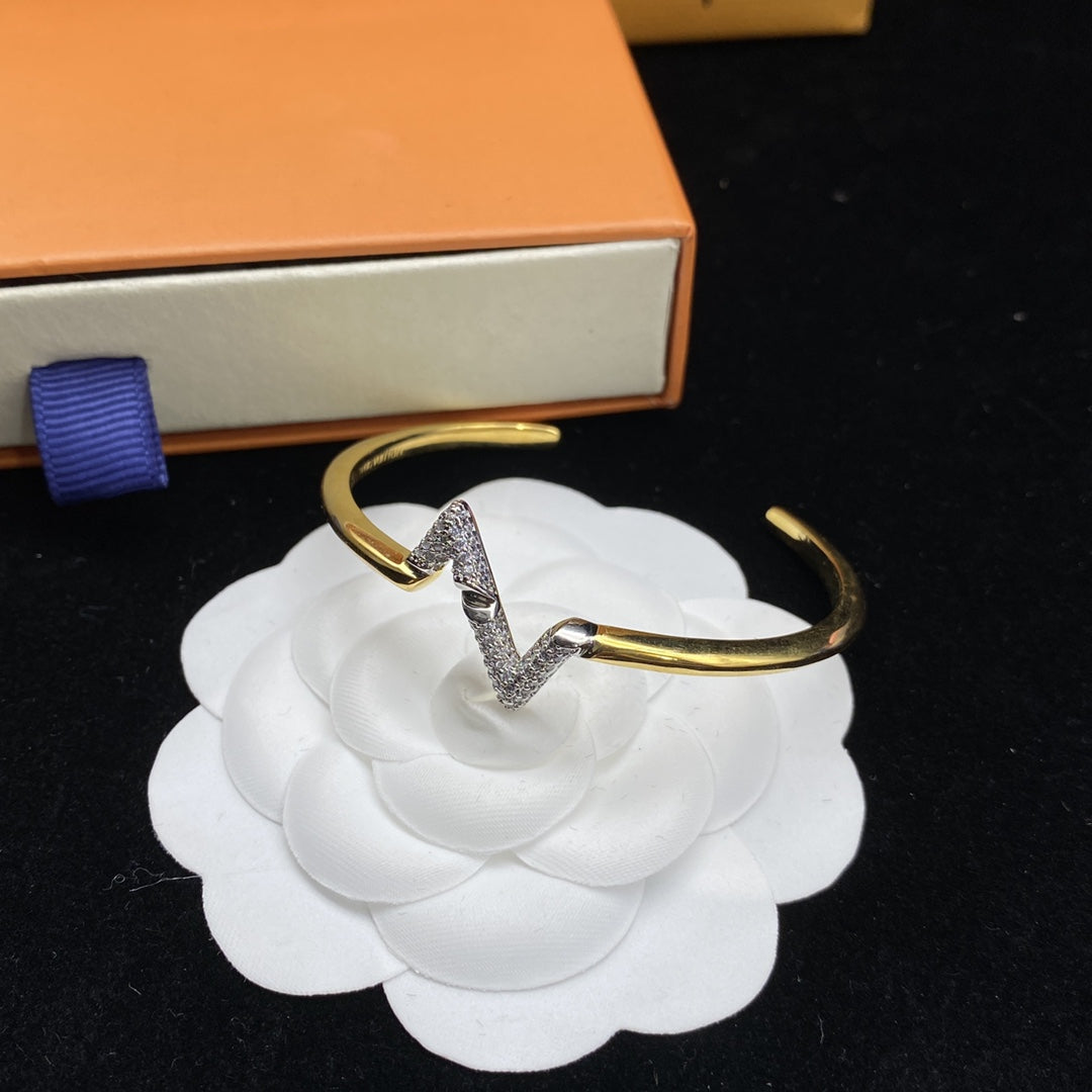 {
  "[⭐DORISW] VOLTE UPSITE DOWN DIAMOND GOLD OPEN BRACELET": "[⭐DORISW] VOLTE アップサイドダウン ダイヤモンド ゴールド オープンブレスレット"
}