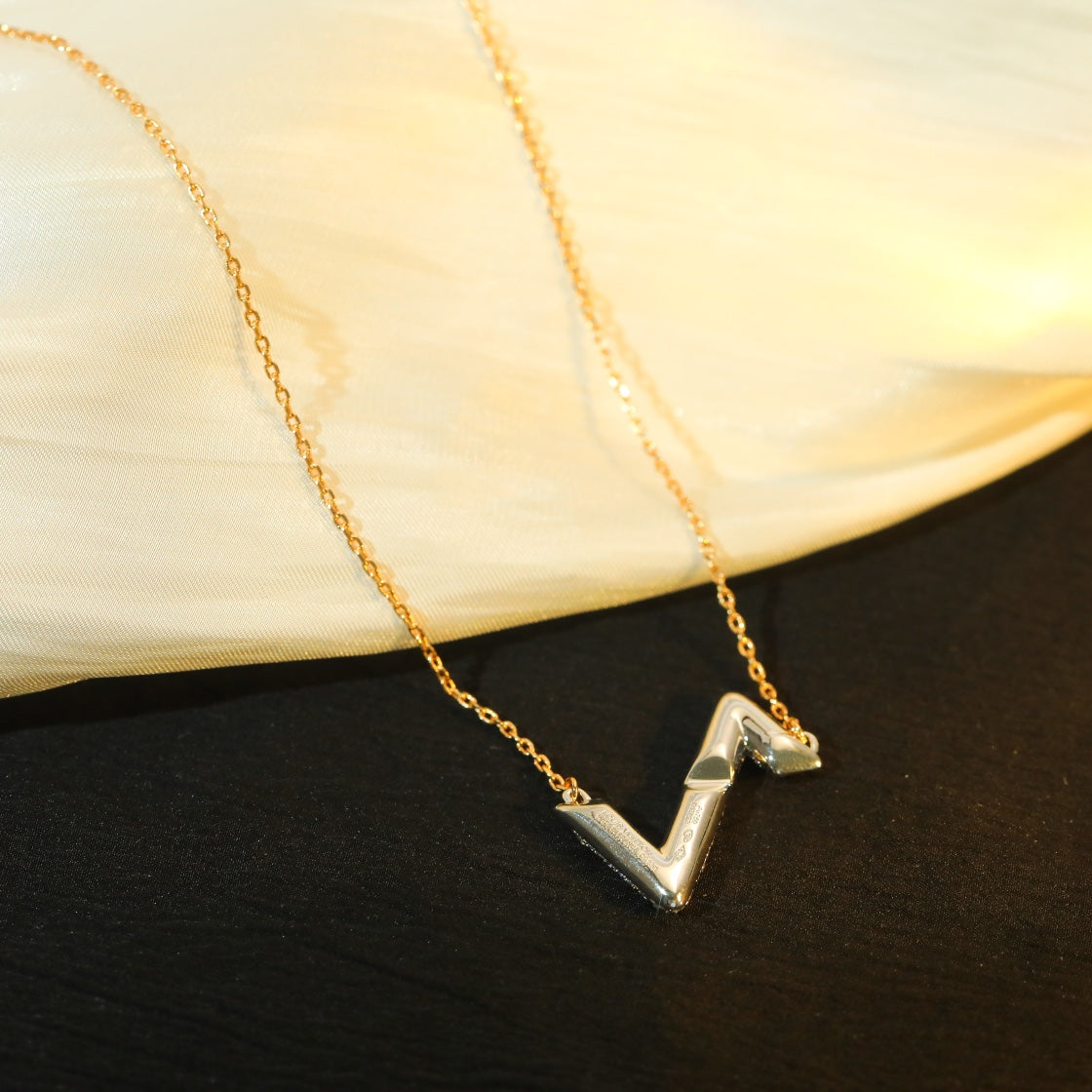 [⭐DORISW] VOLT SILVER DIAMOND PEDANT NECKLACE