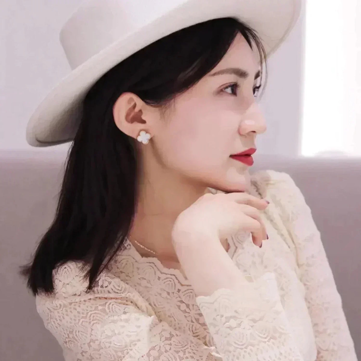 [⭐DORISW] CLOVER MEDIUM 1 MOTIFS  WHITE MOP STUD EARRINGS