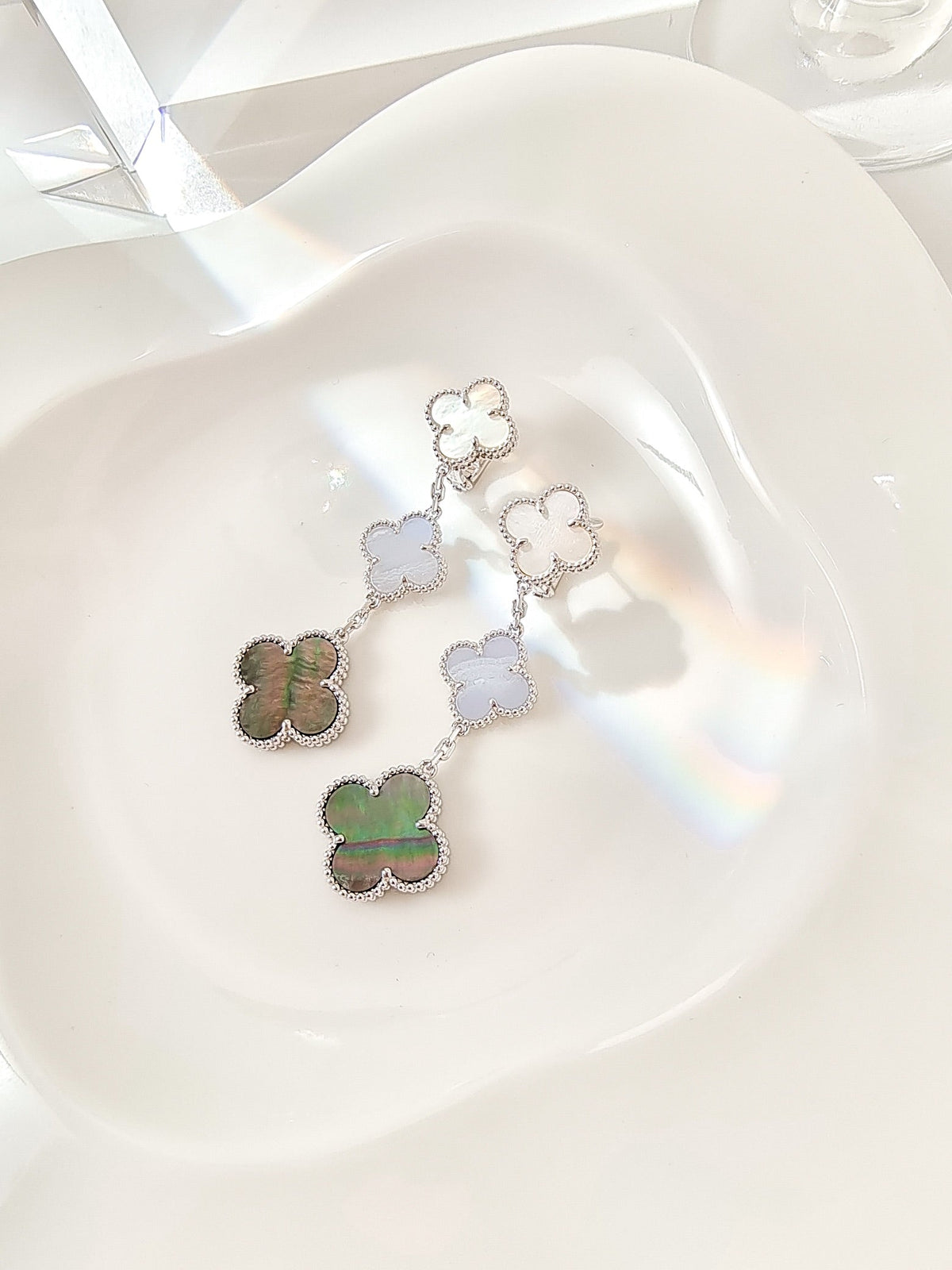 [⭐DORISW] クローバー 3モチーフ カルセドニー ダークマザーオブパール シルバーピアス