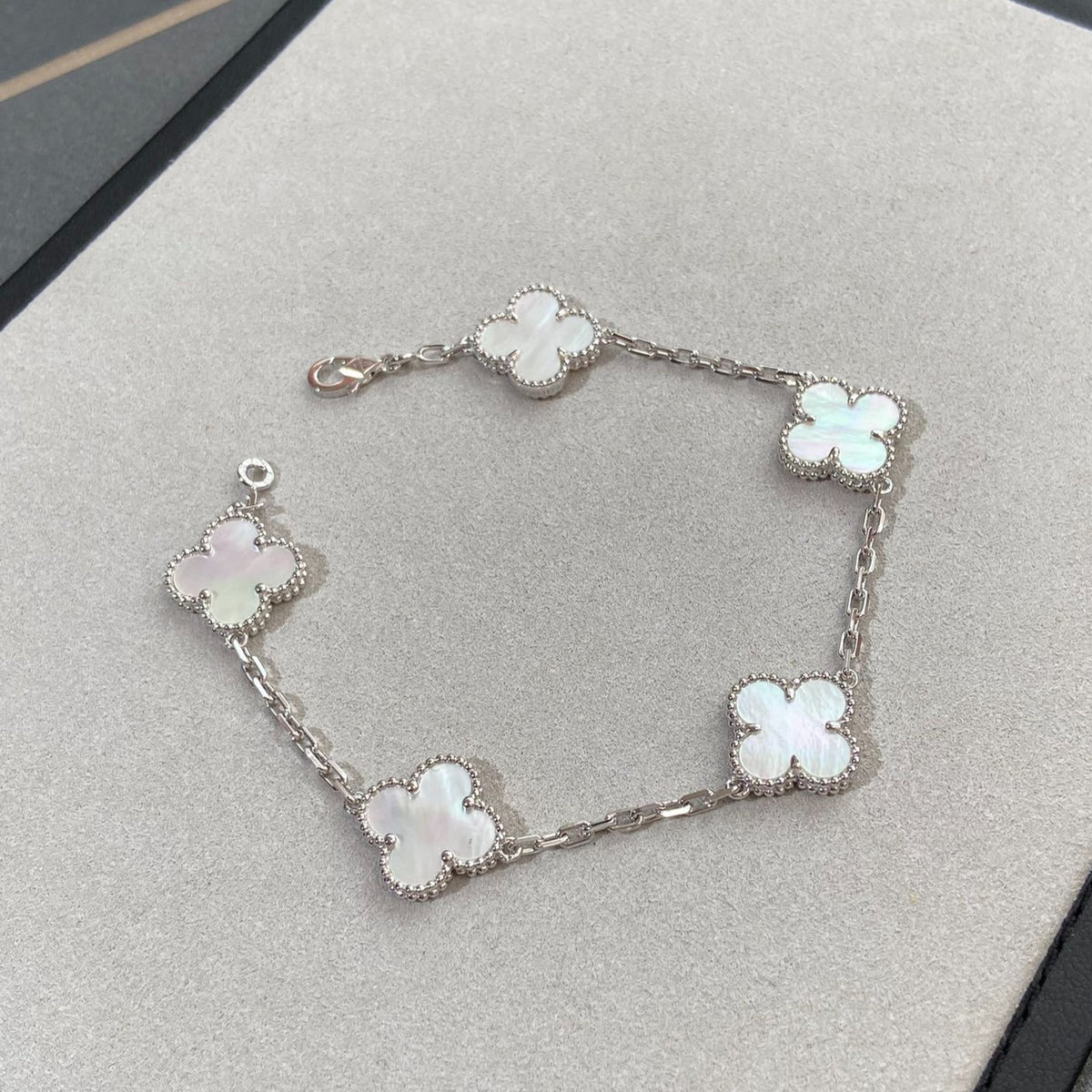 [[⭐DORISW] ]NEUE CLOVER WHITE PEARL MOP 5-MOTIV ARMBAND-KOLLEKTION
