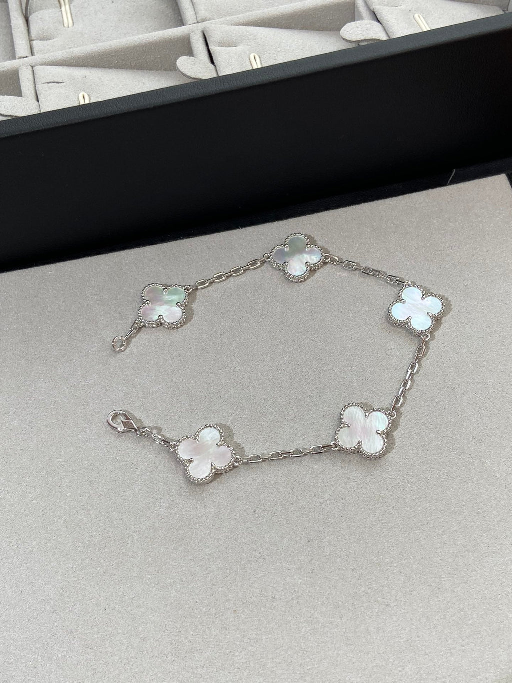 [[⭐DORISW] ]NEUE CLOVER WHITE PEARL MOP 5-MOTIV ARMBAND-KOLLEKTION