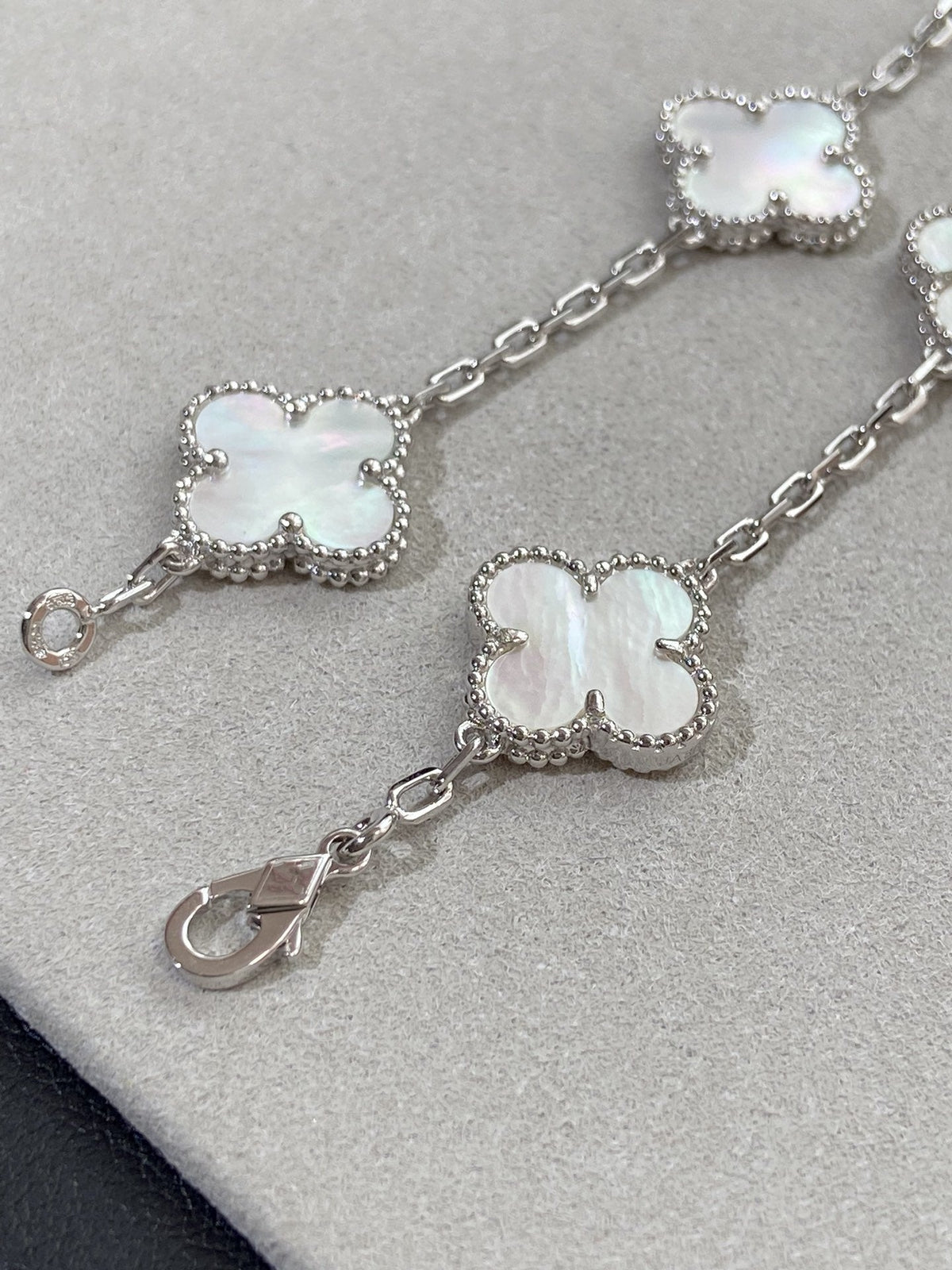 [[⭐DORISW] ]NEUE CLOVER WHITE PEARL MOP 5-MOTIV ARMBAND-KOLLEKTION