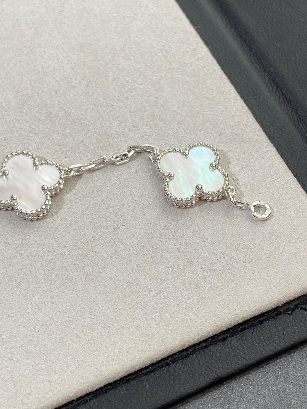 [[⭐DORISW] ]NEUE CLOVER WHITE PEARL MOP 5-MOTIV ARMBAND-KOLLEKTION