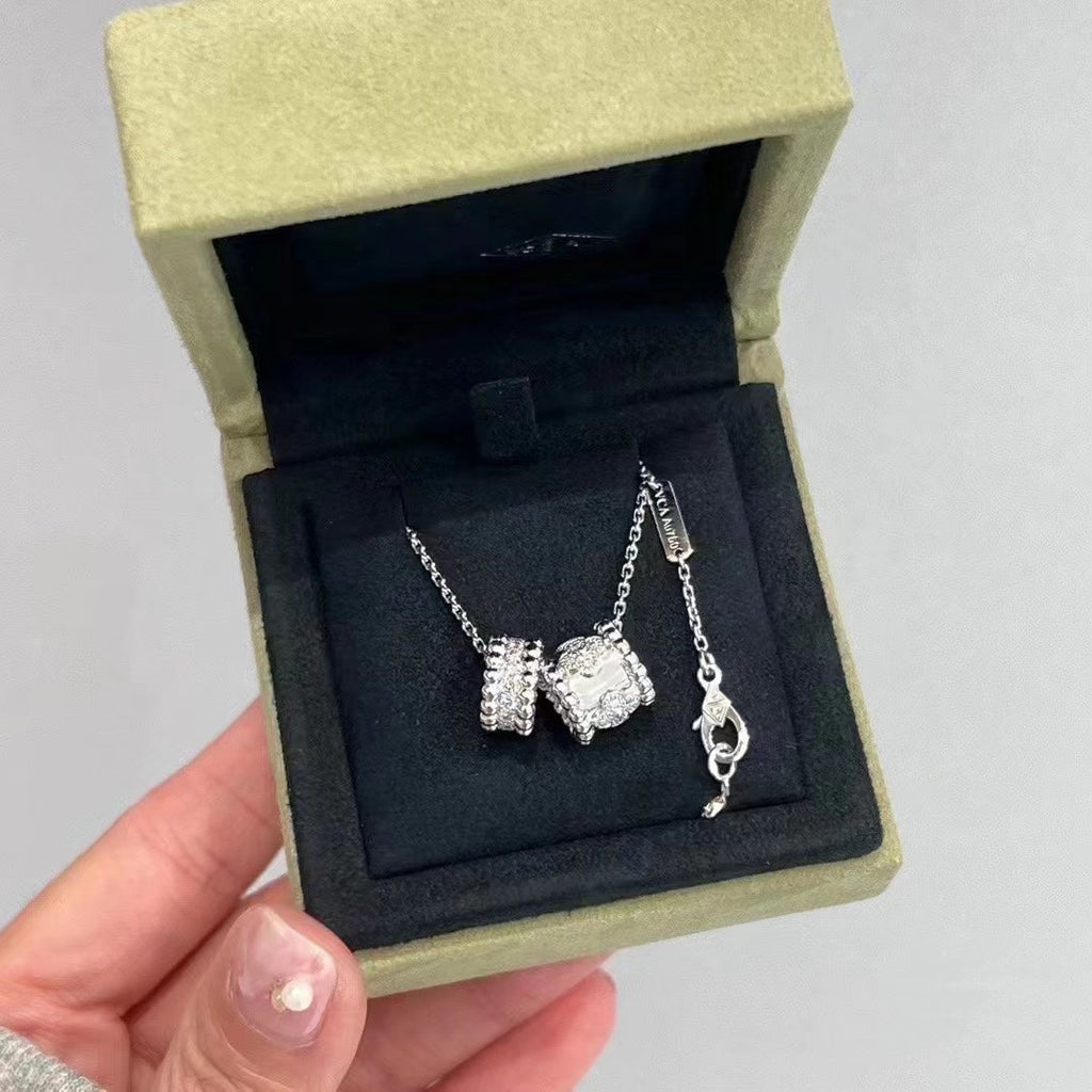 {
  "[⭐DORISW] PERLEE DOUBLE PENDANT SILVER DIAMOND NECKLACE": "[⭐DORISW] ペルレ ダブル ペンダント シルバー ダイヤモンド ネックレス"
}