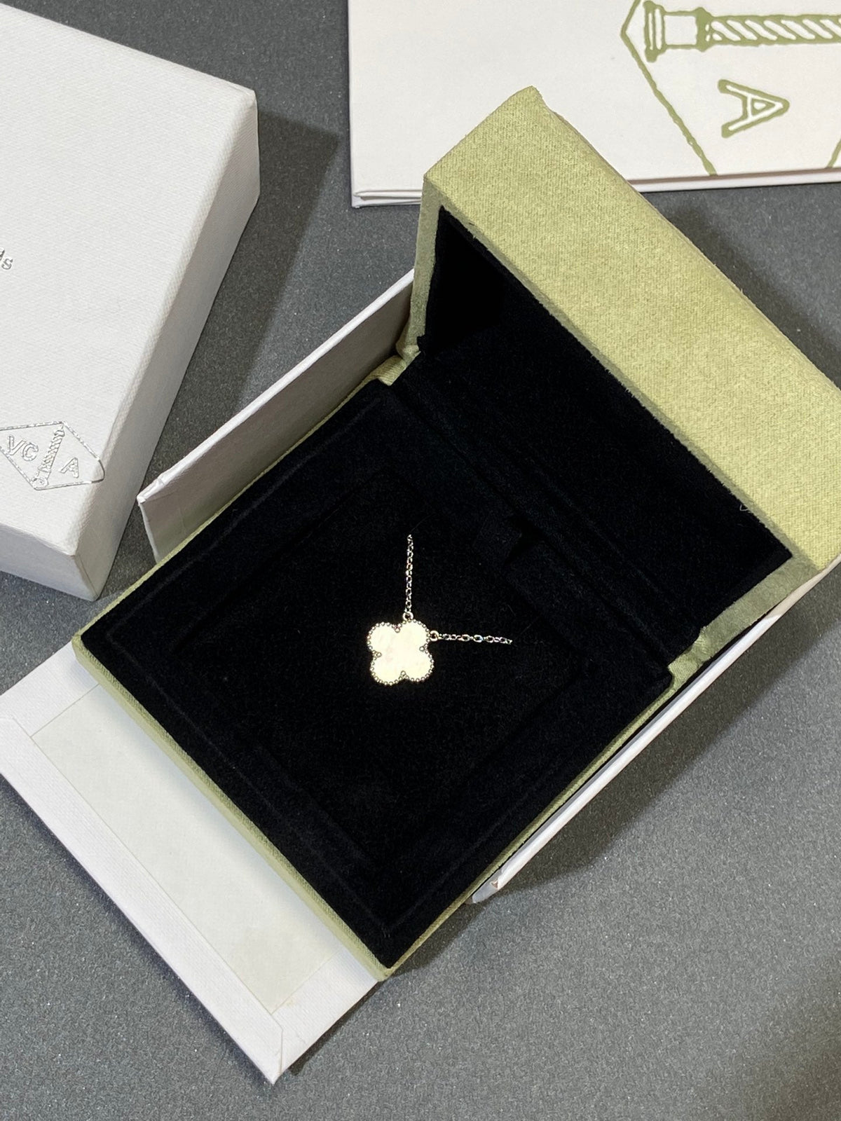 [⭐DORISW] CLOVER MEDIUM SILVER WHITE MOP NECKLACE
