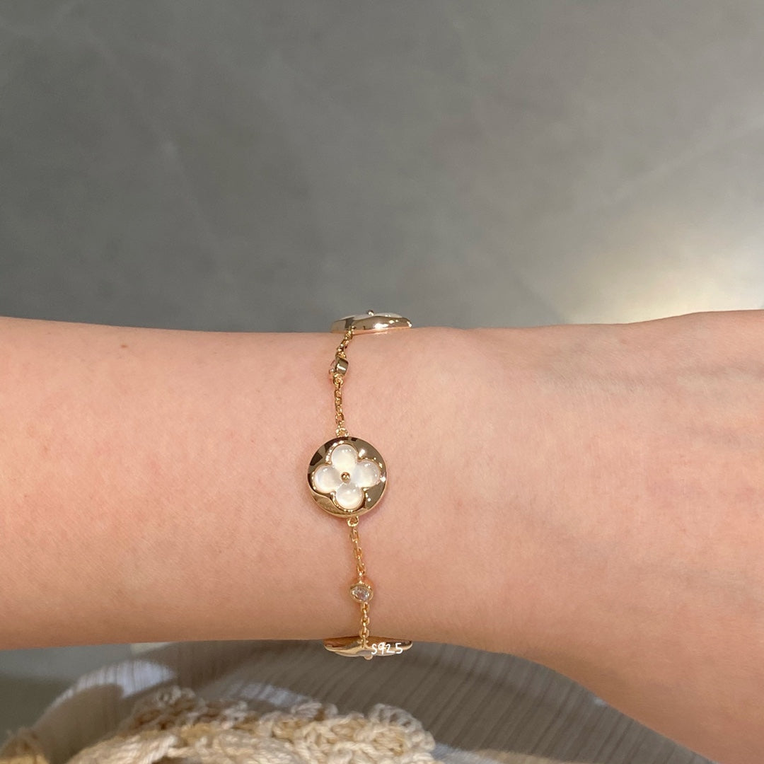 [⭐DORISW] ARMBAND MIT STERN- UND SONNENMOTIV, WEISSES PERLMUTT, ROSÉGOLD