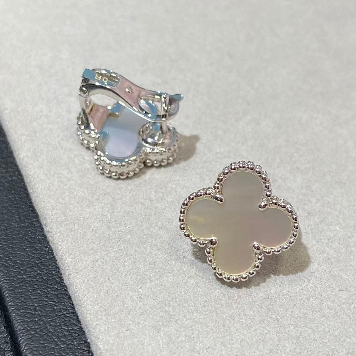 [[⭐DORISW] ] CLOVER LARGE (20mm) 1 MOTIFS WHITE MOP STUD EARRINGS
