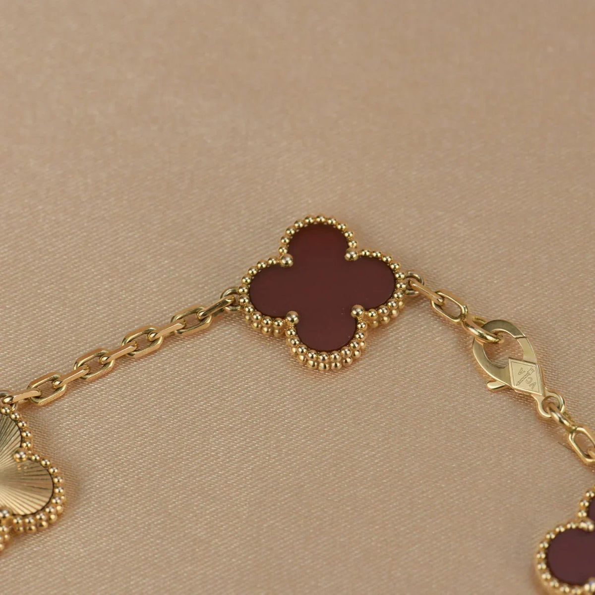 [[⭐DORISW] ]NEUE KOLLEKTION: CLOVER ARMBAND MIT 5 MOTIVEN IN ROTEM KARNELIAN