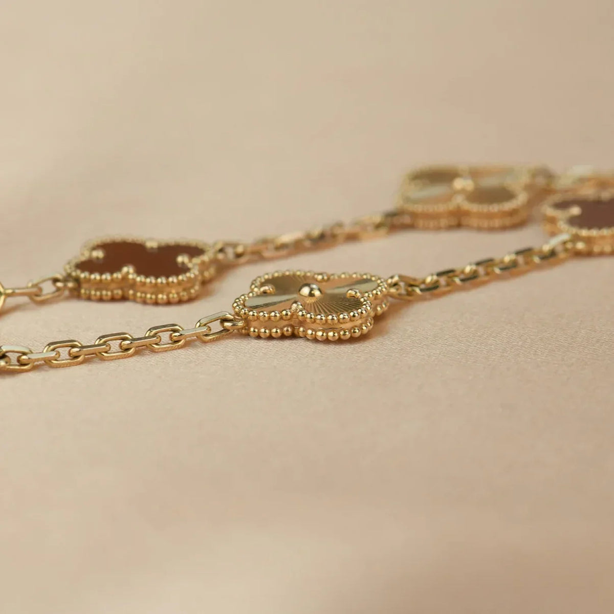 [[⭐DORISW] ]NEUE KOLLEKTION: CLOVER ARMBAND MIT 5 MOTIVEN IN ROTEM KARNELIAN