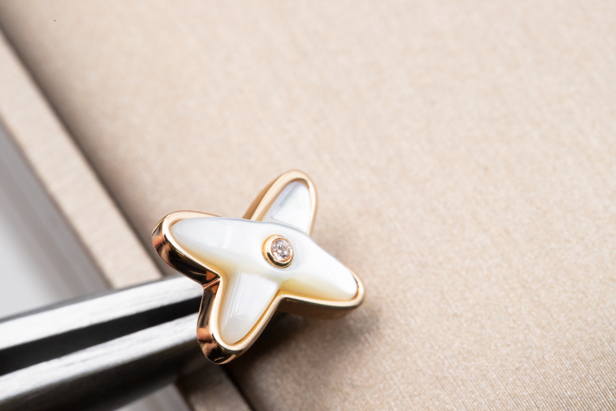 [⭐DORISW] JEUX DE WHITE MOP PINK GOLD DIAMOND EARRINGS