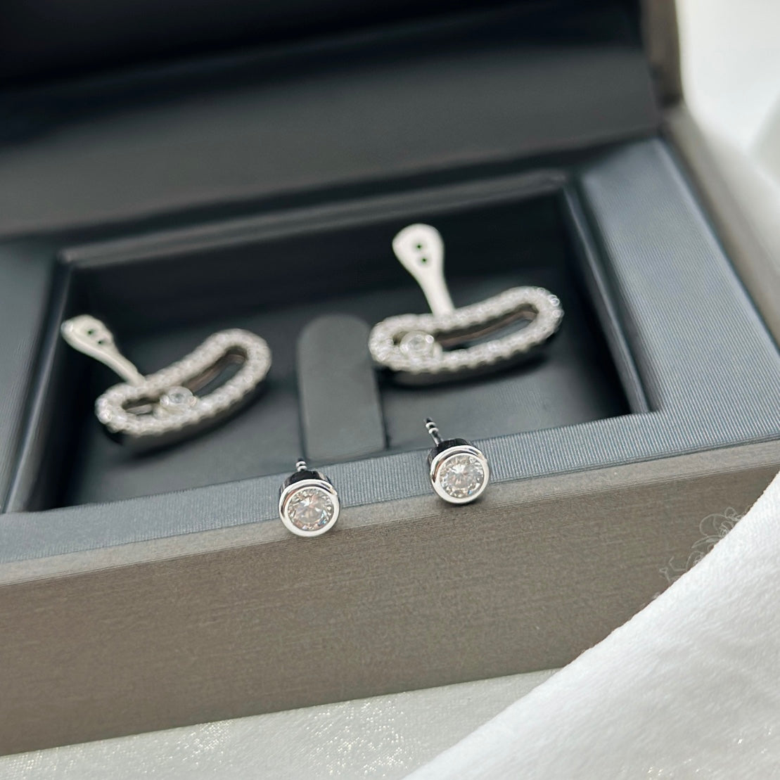 [[⭐DORISW] ] MOVE UNO SILVER DIAMOND EARRINGS