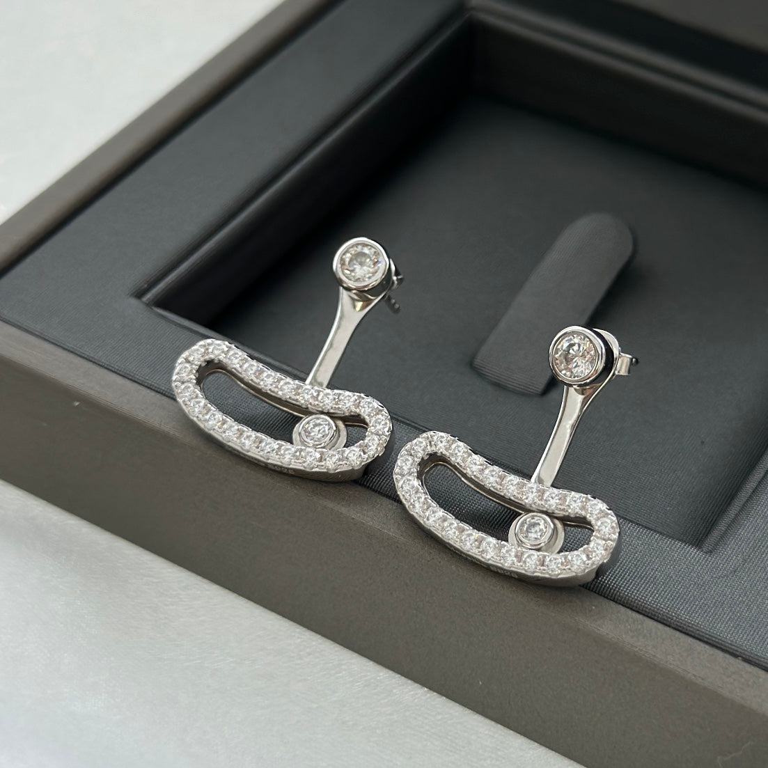 [[⭐DORISW] ] MOVE UNO SILVER DIAMOND EARRINGS