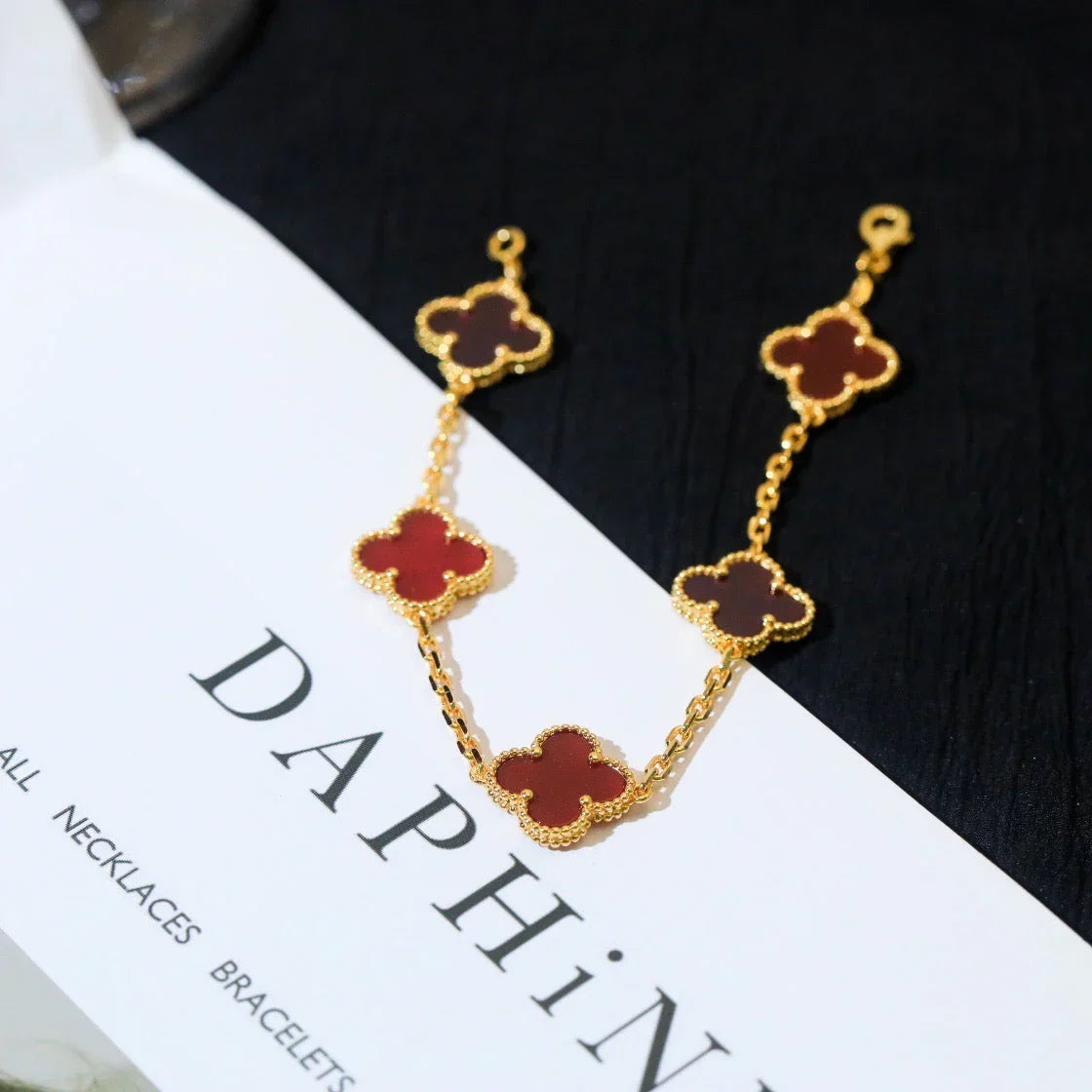 [[⭐DORISW] ]NEUE KOLLEKTION: CLOVER ARMBAND MIT 5 MOTIVEN IN ROTEM KARNELIAN