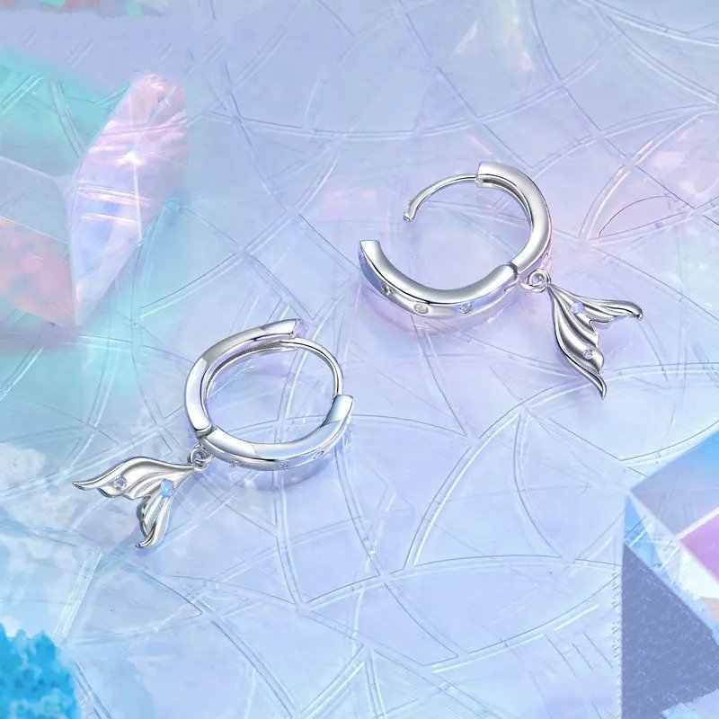 Zierlicher vergoldeter Ohrring Hypoallergener Fischschwanz-Ohrring Geschenk SCE1744