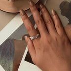 Verstellbarer Ring aus der Ocean-Serie mit Muschel-Design und eingelegtem grünem Zirkonia